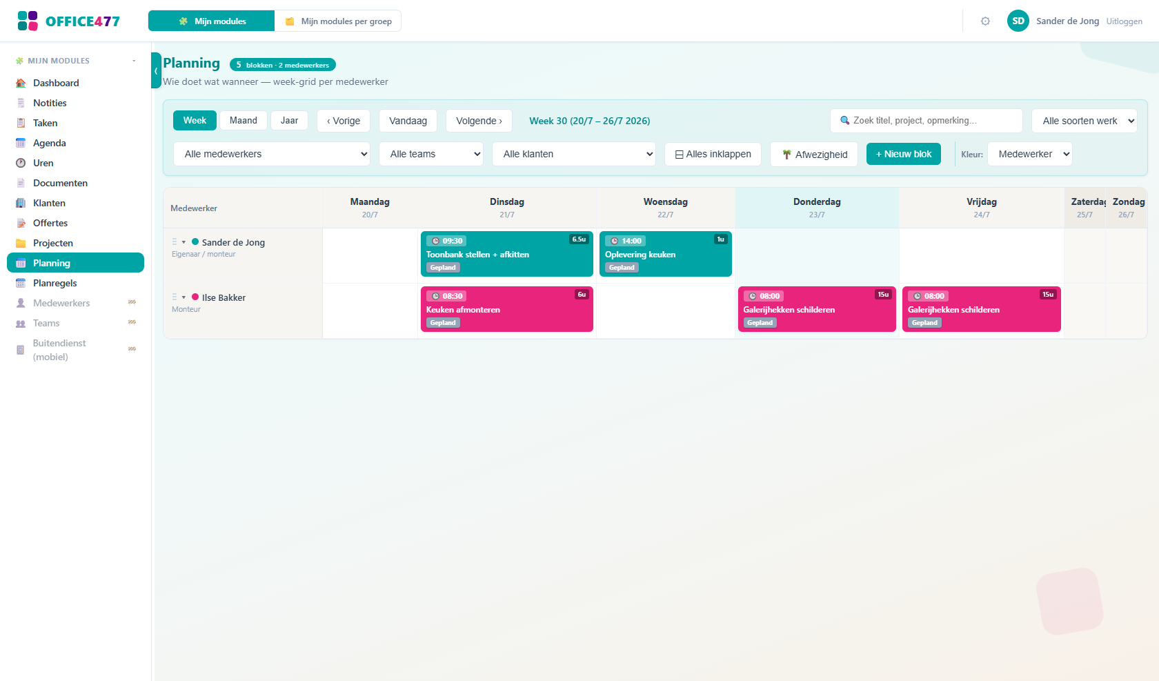 Planning in Office477 — Wie doet wat wanneer — het weekgrid per medewerker, met uren en status per blok.